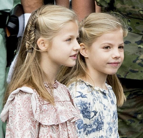 Las hijas de los reyes Felipe VI y Letizia, con dos peinados idéntidos, con la melena semirrecogida en trenzas de espiga.
