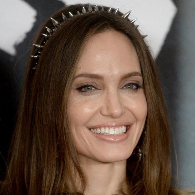 Angelina Jolie con la tendencia de las headbands