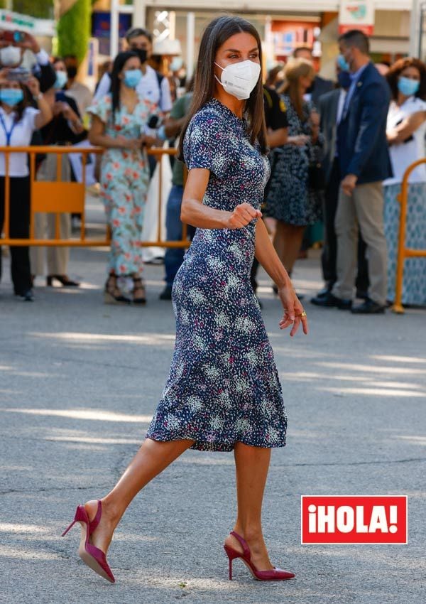 Reina Letizia con vestido entallado