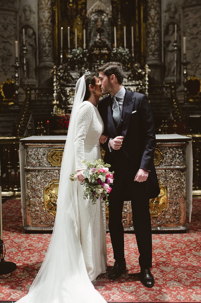 Boda Magdalena González-Serna y Antoliano Rodríguez en Sevilla altar