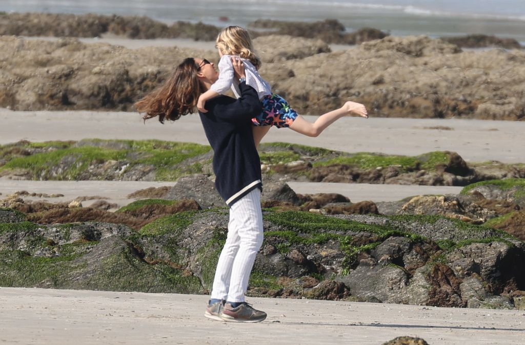 Maria Palacios y su hija Ena durante sus vacaciones en Pontevedra (abril de 2023)