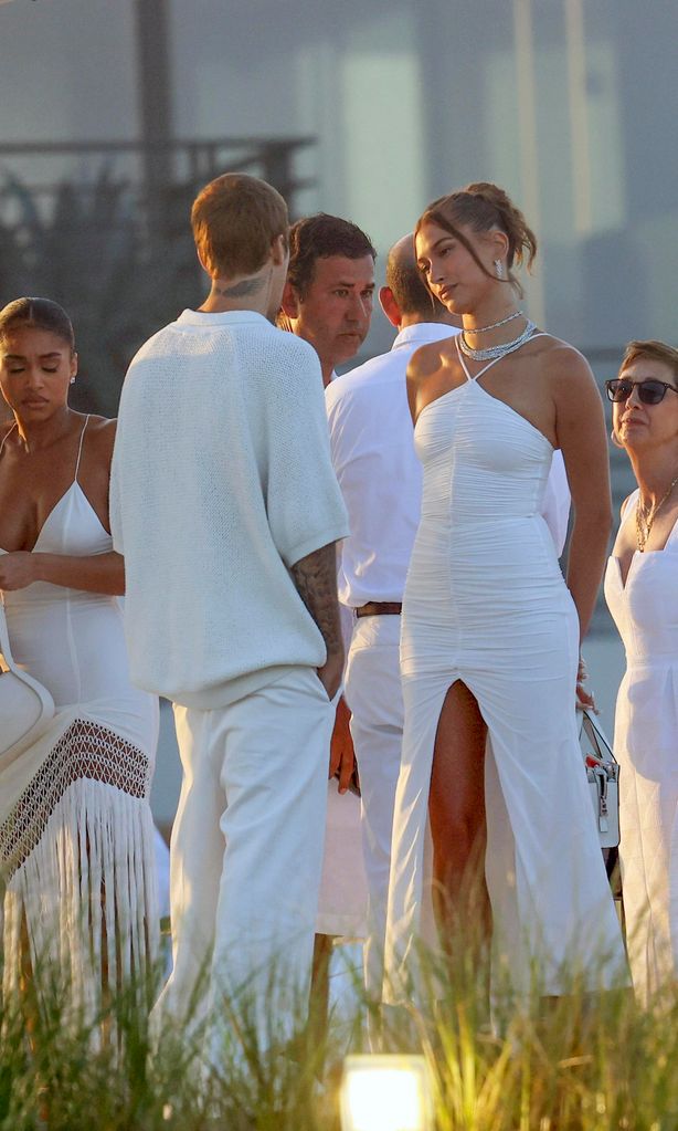 Justin y Hailey Bieber lucen atuendos totalmente blancos para la celebración del 4 de Julio