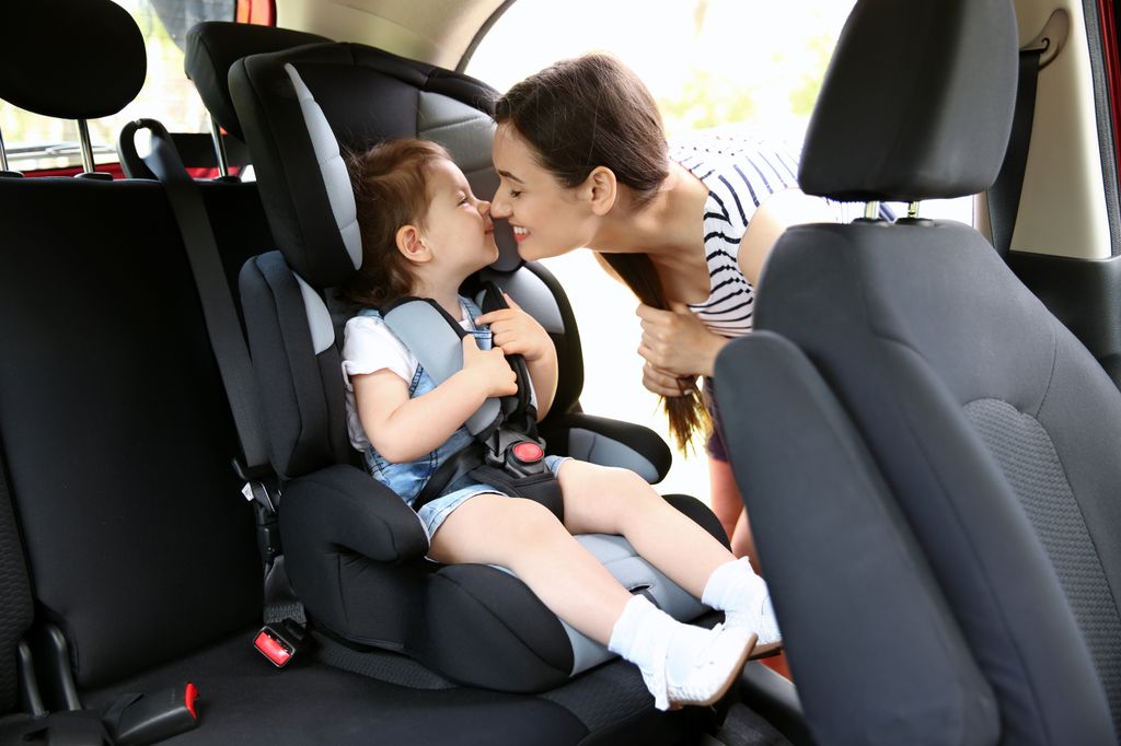Madre y niña en el coche