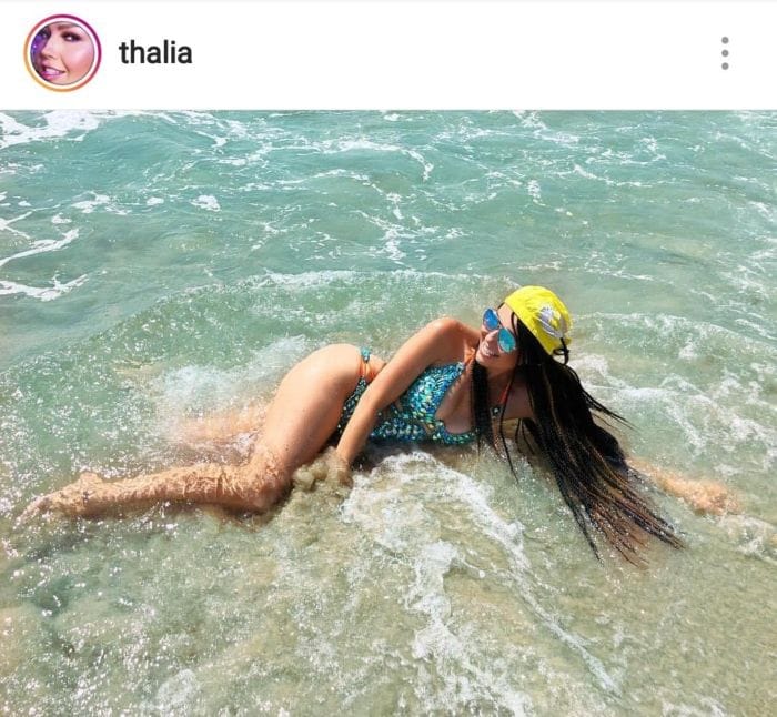 Thalía en la playa