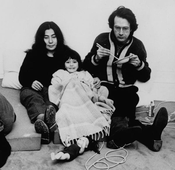 Yoko Ono se casó tres veces. En la imagen con su segundo marido, el productor de cine Anthony Cox, y la hija que tuvieron en común, Kyoko Chan 