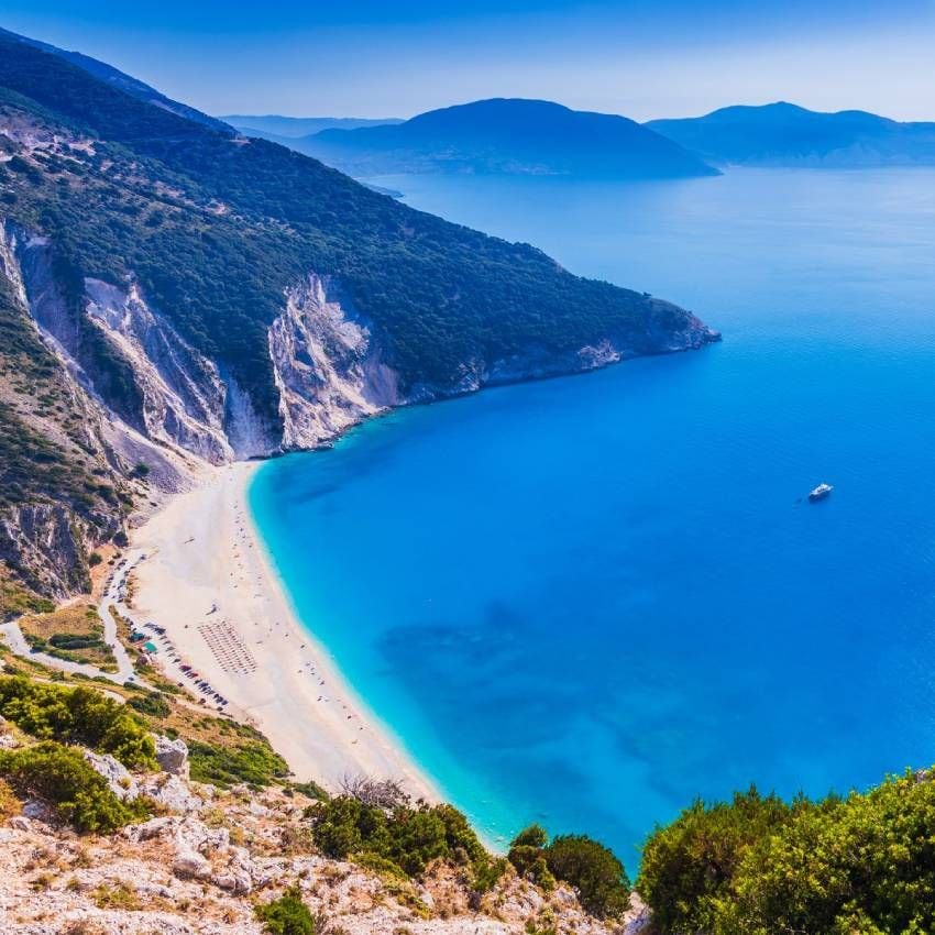 Panorámica de Myrtos, una de las playas más bellas de Grecia.