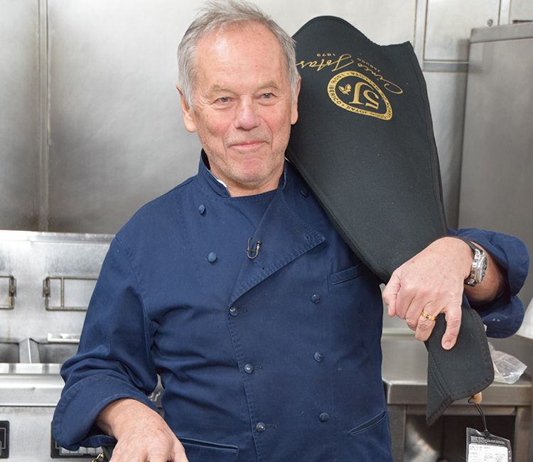 Wolfgang Puck con un jamón Cinco Jotas en 2019