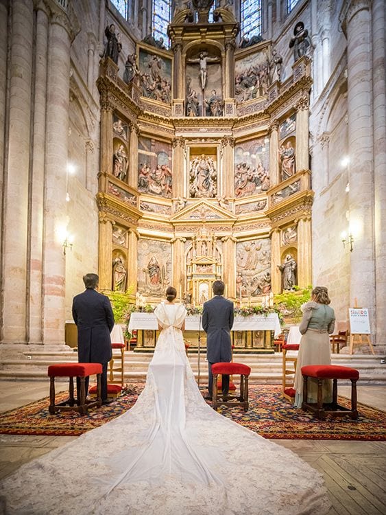 Vestido con cola para boda religiosa