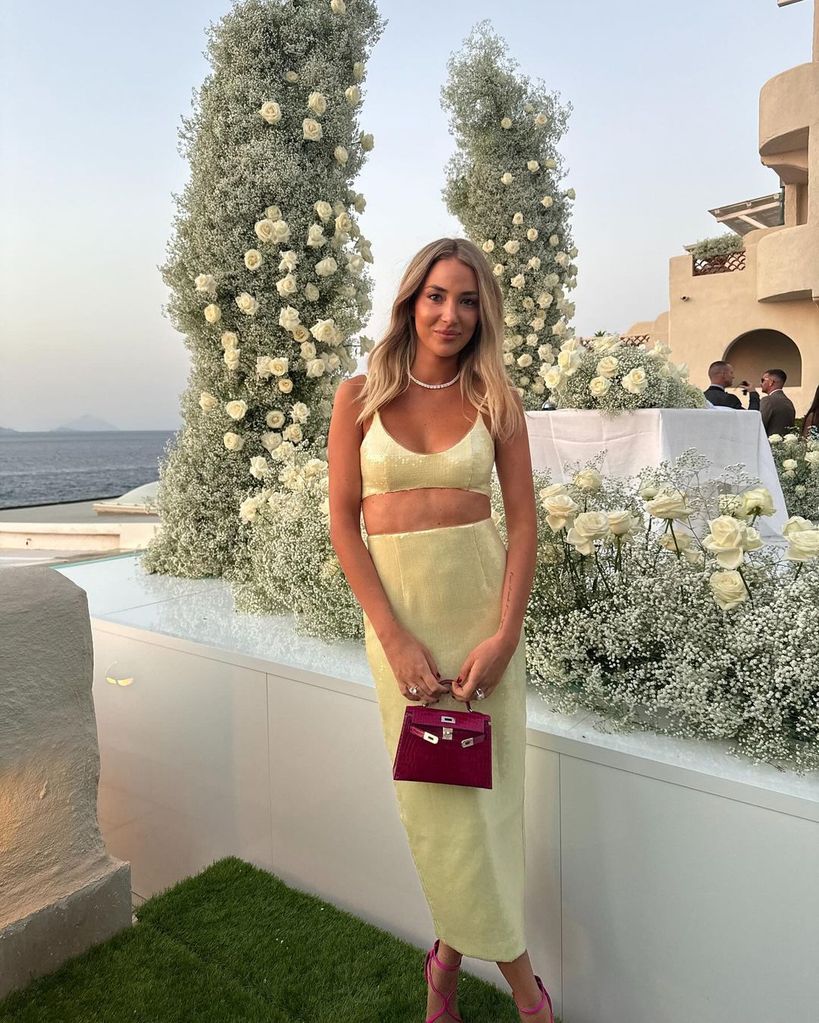 Alice Campello con conjunto amarillo en una boda en Italia