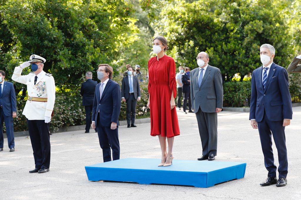 La reina Letizia con su vestido rojo de Ferragamo