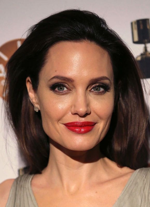 Angelina Jolie con labios rojos