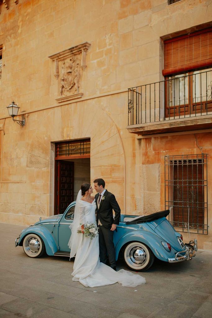 La boda de Raquel en Elche coche clásico