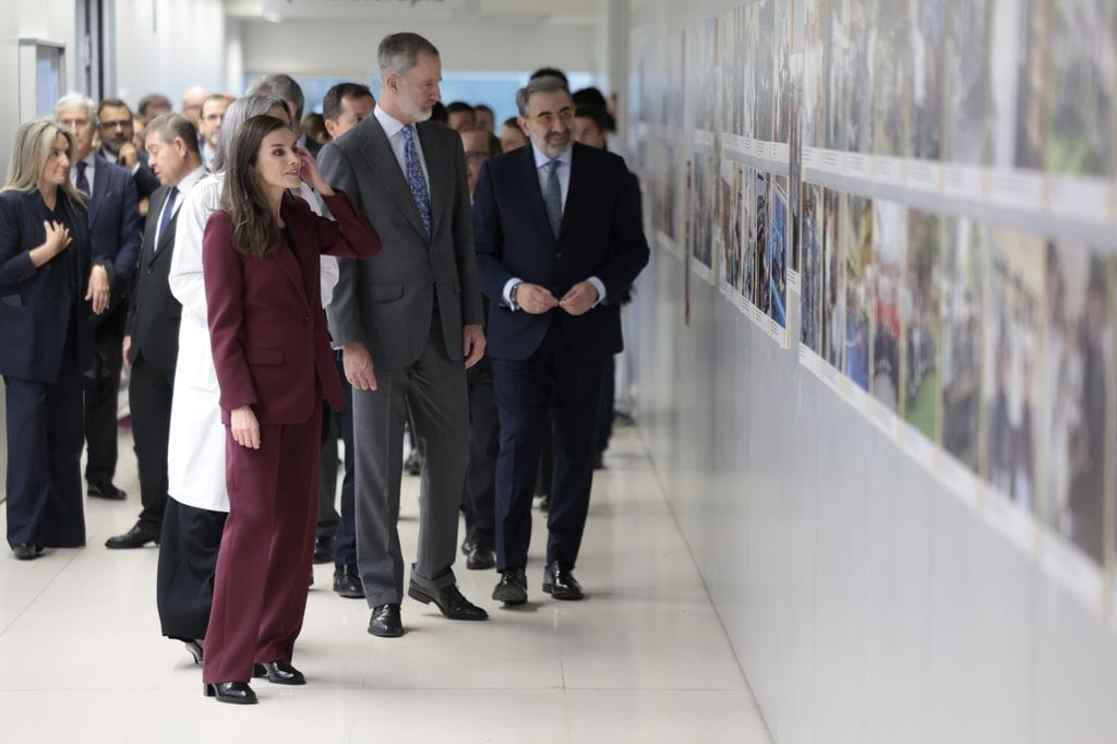 Reyes Felipe y Letizia en el Hospital de Parapléjicos de Toledo 