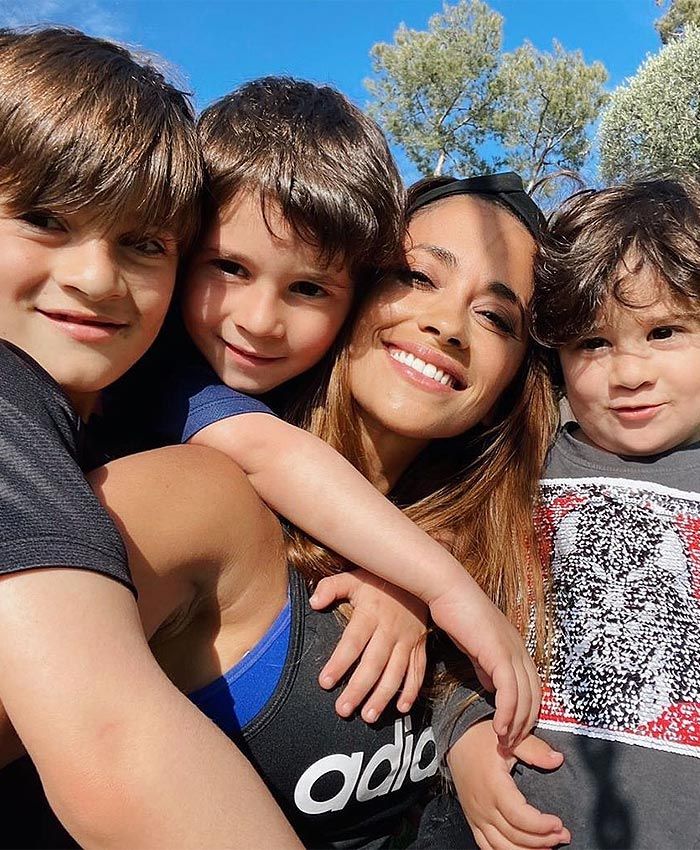 Antonela con sus tres hijos, Thiago, Mateo y Ciro