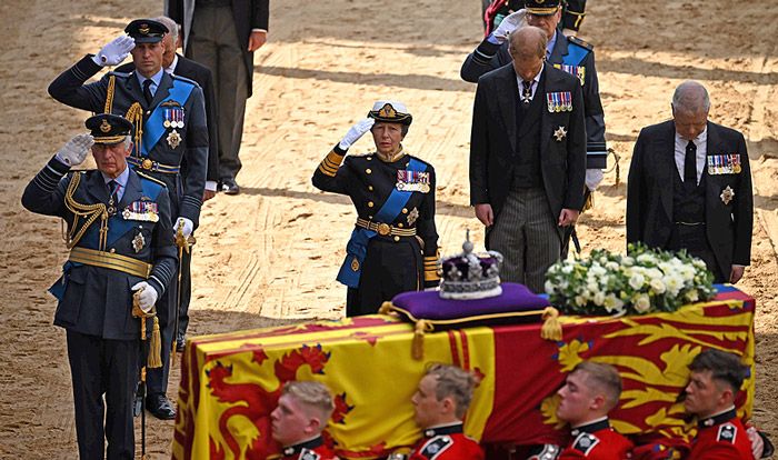 saludo de los hijos de Isabel II a su madre en el cortejo fúnebre