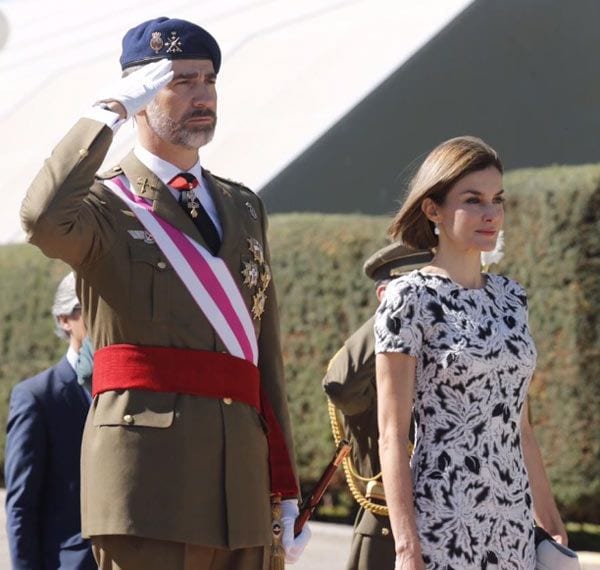 Los Reyes han han presidido la solemne Jura de Bandera de los 39 nuevos Guardias Reales en el día de su undécimo aniversario de bodas, el primero que pasan siendo soberanos
