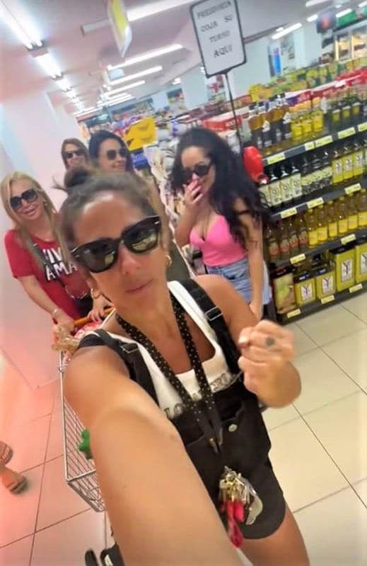Belén Esteban y Anabel Pantoja en el supermercado