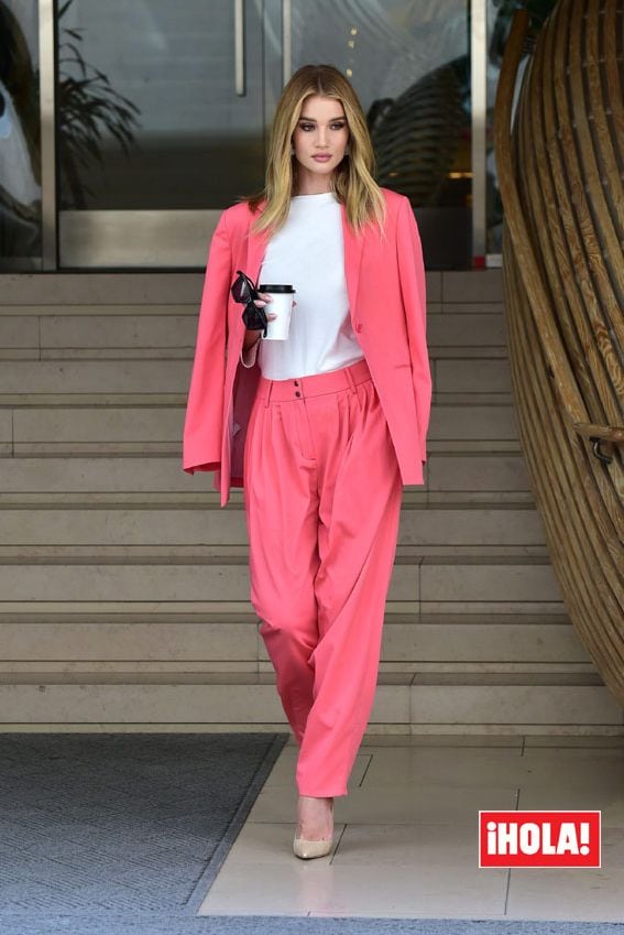 Traje rosa Rosie Huntington-Whiteley