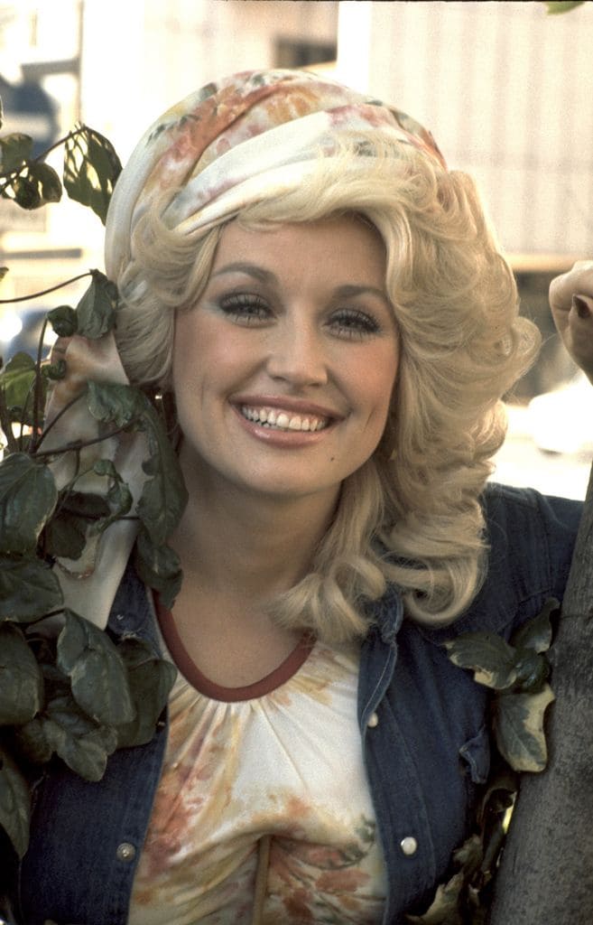 Dolly Parton se casó en 1966 y priorizó su carrera, algo que su marido apoyó desde el inicio. En esta foto, aparece fotografiada en 1977, en California. 