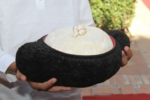 Haciendo un guiño a su profesión, el novio quiso que las alianzas llegaran al altar en una montera