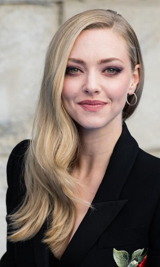 amanda seyfried con blazer negro y cabello peinado de lado