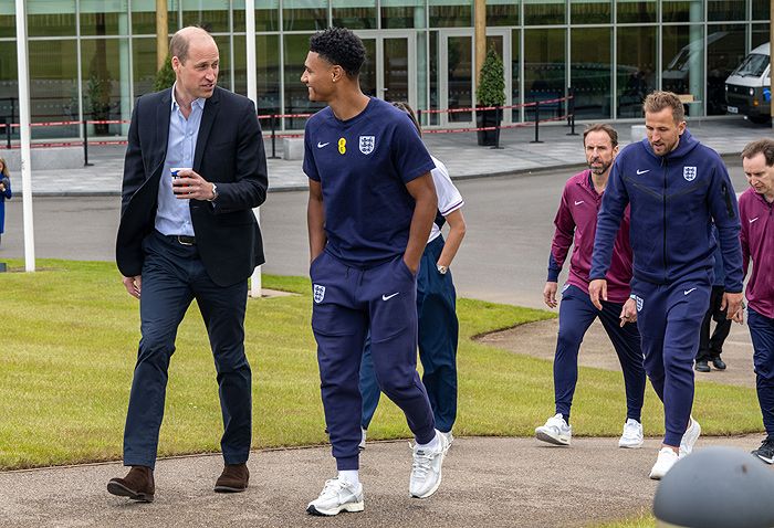 El príncipe Guillermo en su visita a la selección inglesa de fútbol