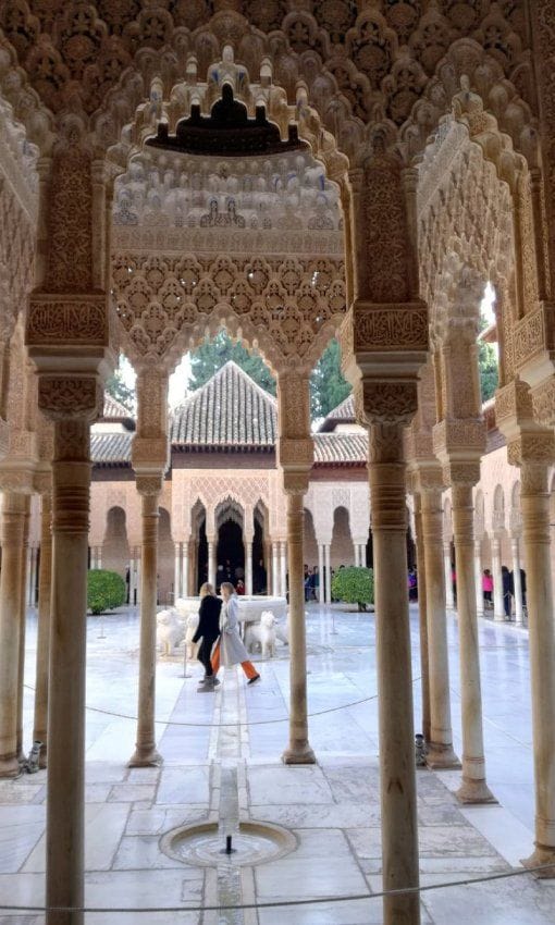 Patio de los Leones de La Alhambra de Granada.