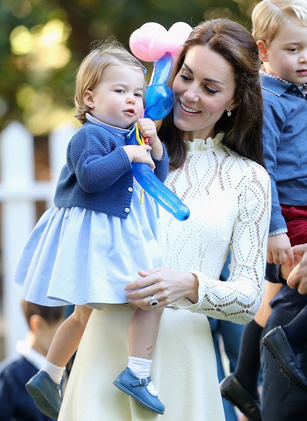 kate middleton jugando con su hija y un globo