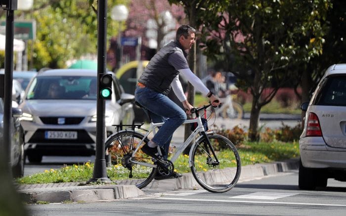 Iñaki Urdangarin montando en bici por Vitoria