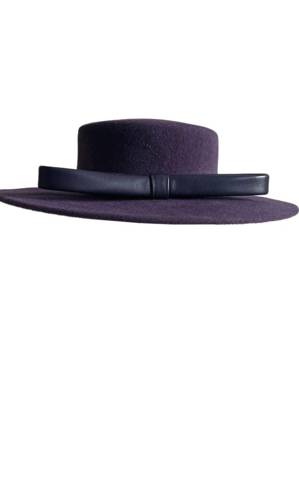 Sombrero de fieltro con lazo de piel (636,95 €), de Jane Taylor London.