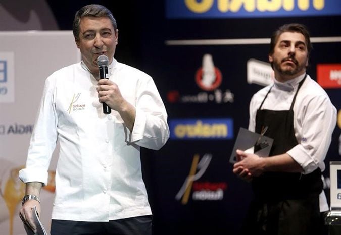 Joan Roca (izda) y Jordi Roca ('El Celler de Can Roca') hablaron sobre su experiencia en la ‘gira gastronómica’ que hicieron el verano pasado por el continente americano. Un periplo que les llevó a países como México, Perú o Colombia. 'Siempre dijimos que no que no íbamos a abrir una réplica de El Celler porque no podemos estar nosotros presentes, pero podíamos imaginar cómo podría ser El Celler en otros lugares', explicaba Joan sobre los motivos que les llevaron a emprender este apasionante viaje de cinco semanas de duración. Y aseguraba: 'Queríamos romper la zona de confort en la que estábamos, al salir te das cuenta de que no sabes nada. Hay muchísimas cosas por descubir'.
