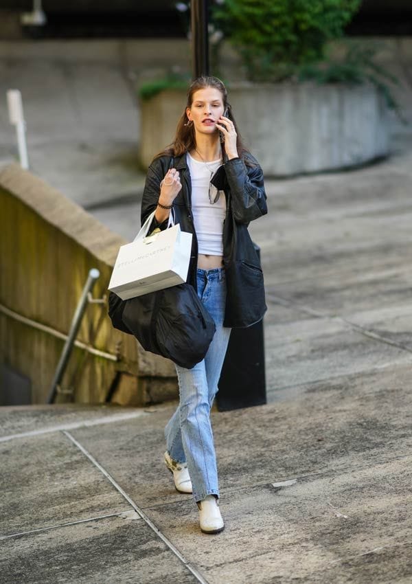 Mujer de compras con vaqueros y camiseta blanca