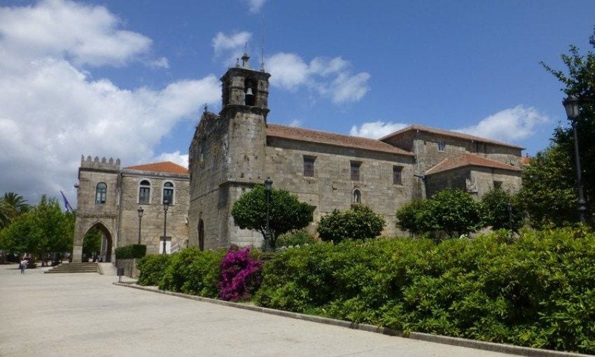 Iglesia de San Francisco junto al Ayuntamiento que se observa al fondo.