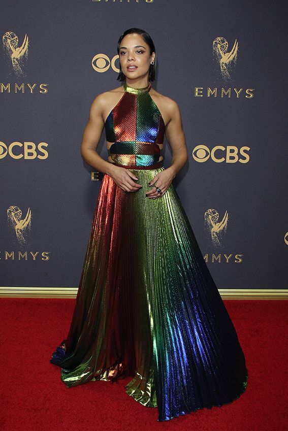 tessa en la alfombra roja de los emmy awards