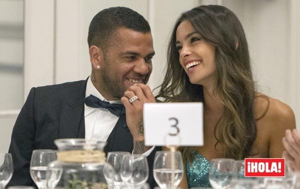 El futbolista Dani Alves y la modelo canaria Joana Sanz durante la cena con motivo de los Premios Dedal de Oro
