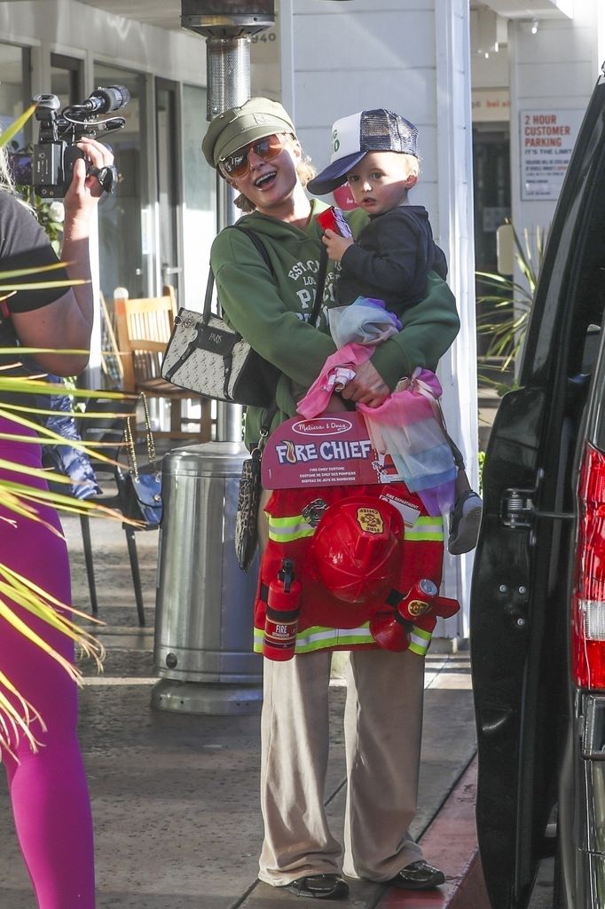 Photo © 2025 Backgrid/The Grosby Group

EXCLUSIVE Los Angeles, CA. January 20, 2025.
Paris Hilton was spotted out and about for the first time since the Palisades fire. Paris was shopping at children's store Flicka at the Beverly Glen mall, where she picked out an adorable firefighter costume for her son and a colorful outfit for her daughter. The star shares her two-year-old daughter and one-year-old daughter London with husband Carter Reum , whom she married in 2021. The star, who lost her home in the Palisades fires, spoke out. "I'm heartbroken for everyone who has lost everything. The families, the kids, the animals... it's been heartbreaking to see what's happened to California," Paris told TMZ.
***
Paris Hilton fue vista por primera vez desde el incendio de Palisades. Paris estaba de compras en la tienda infantil Flicka, en el centro comercial Beverly Glen, donde eligió un adorable disfraz de bombero para su hijo y un colorido atuendo para su hija. La estrella comparte a su hija de dos años y a su hija London, de un año, con su esposo Carter Reum , con quien se casó en 2021. La estrella, que perdió su casa en los incendios de Palisades, hablo al respecto. "Estoy destrozada por todos los que lo han perdido todo. Las familias, los niños, los animales... ha sido desgarrador ver lo que le ha pasado a California", dijo Paris a TMZ.