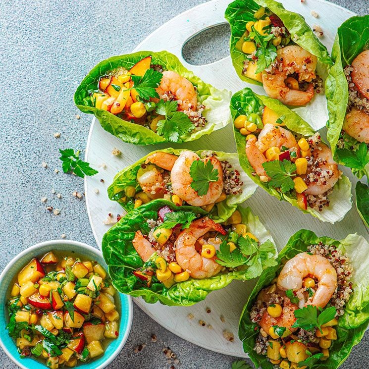 Tacos de lechuga con gambas, quinoa roja y maíz 