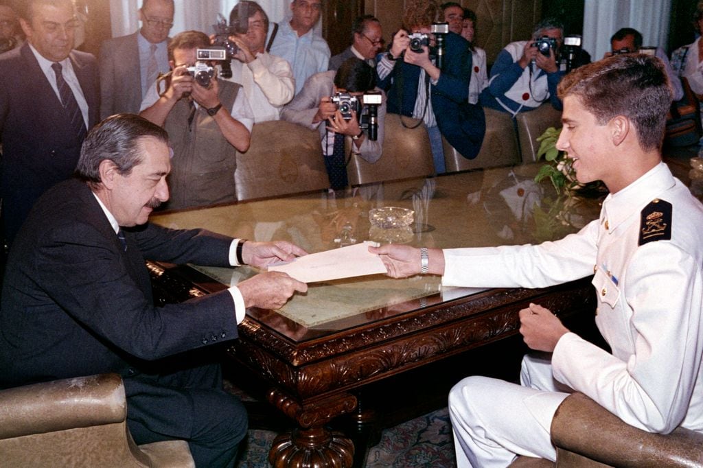 Felipe VI, siendo príncipe de Asturias, con el Presidente de Argentina, Raúl Alfonsín, en Buenos Aires en marzo de 1987, en una de las paradas que hizo durante su viaje de instrucción con el buque-escuela Juan Sebastián Elcano