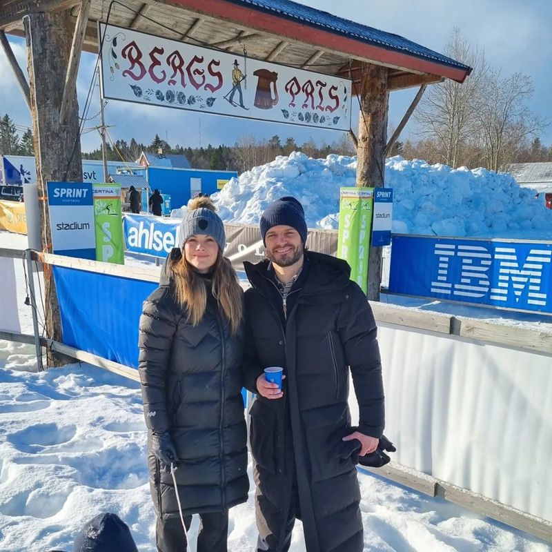 Carlos Felipe y Sofia de Suecia en la nieve