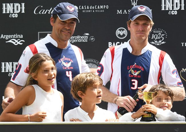 Los tres hijos de Luis Alfonso de Borbón se colaron en la celebración del triunfo del Lechuza John Smith 
