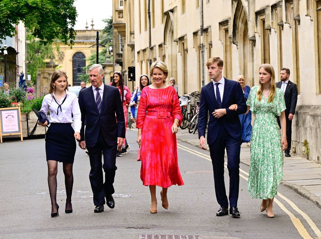 Los reyes Felipe y Matilde de Bélgica en la graduación de la princesa Eslisabeth en la Universidad de Oxford acompañados por los príncipes Emmanuel y Eleonore el 23 de julio de 2024