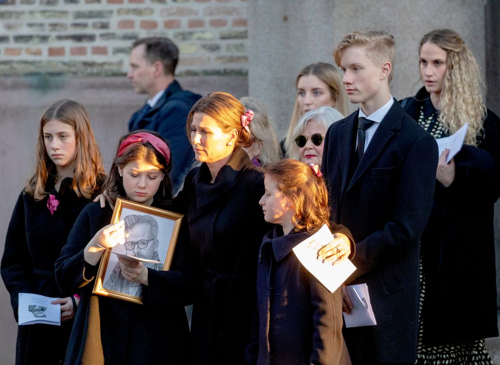 Princesa Martha Luisa y sus hijas, Maud Angelica Behn, Leah Isadora Behn, Emma Tallulah Behn en el funeral de Ari Behn.