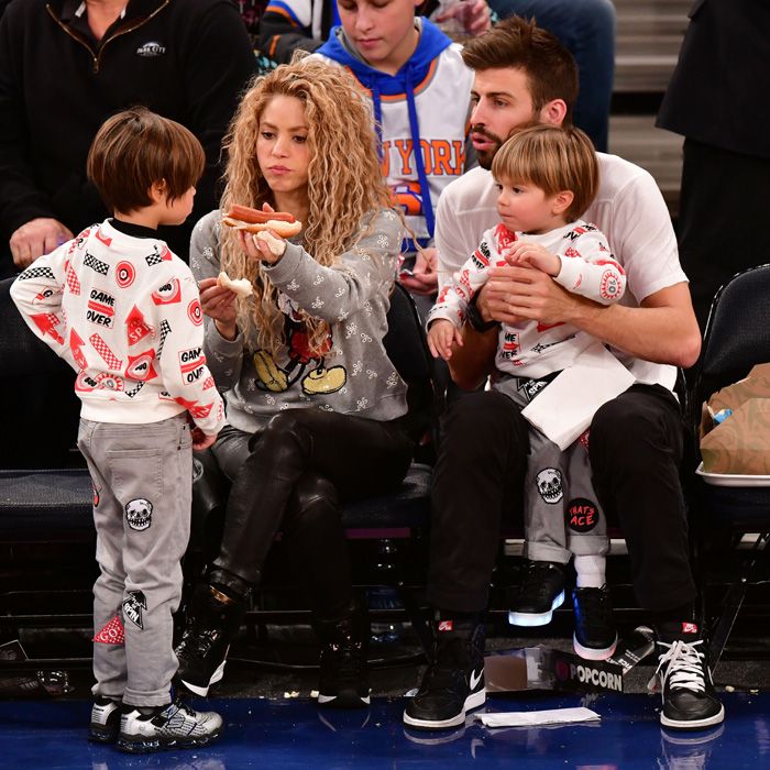 Shakira y Piqué disfrutan del 'basket' con sus hijos