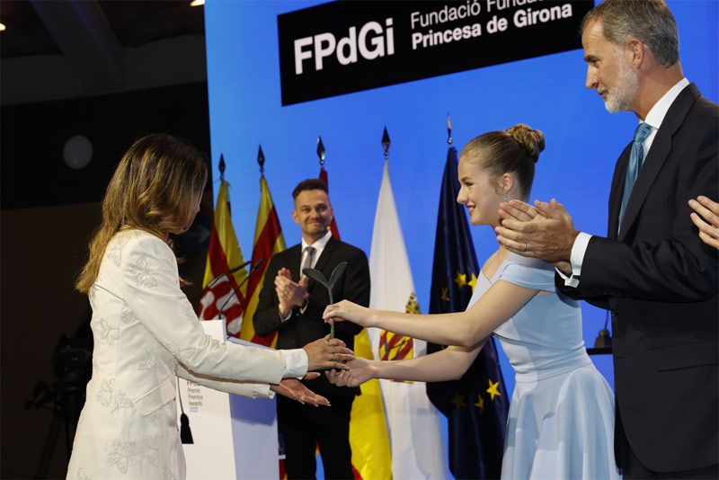 Leonor entregando el galardón a María Hervás