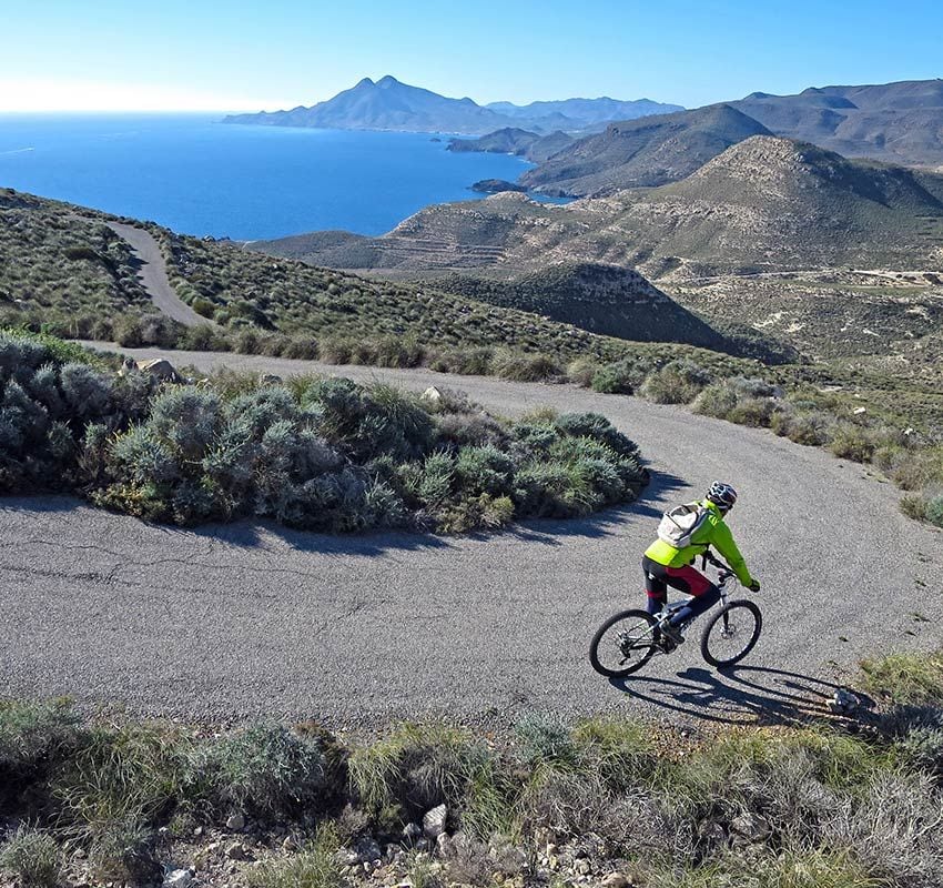 en bici por el parque natural cabo gata