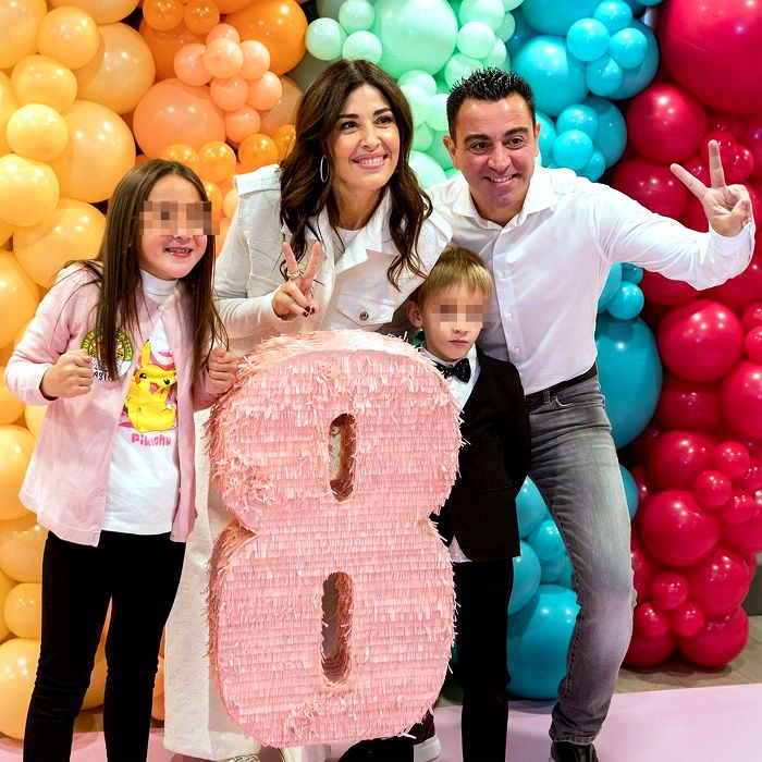 Xavi Hernández y Núria Cunillera con sus hijos