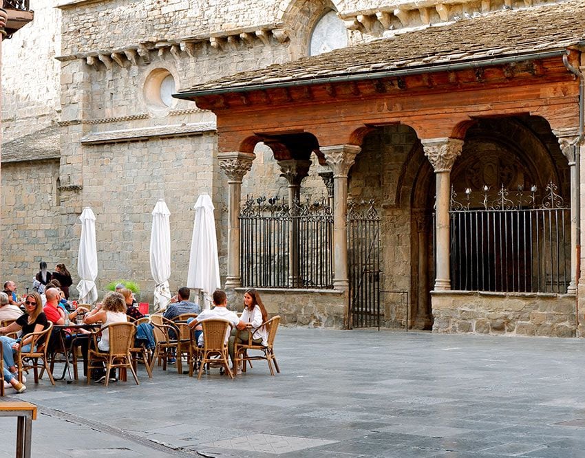 Terraza junto a la Catedral de Jaca, Huesca