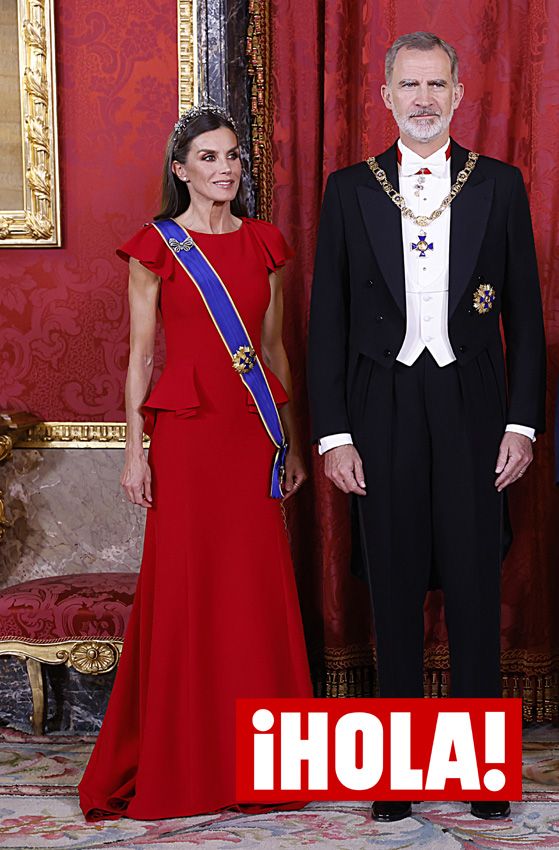 La Reina se viste de rojo y vuelve a llevar tiara en una esperada cena de gala