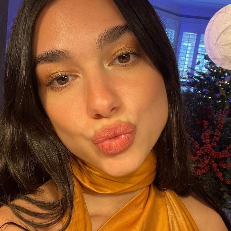 La modelo Dua Lipa con cejas 'lion mane'