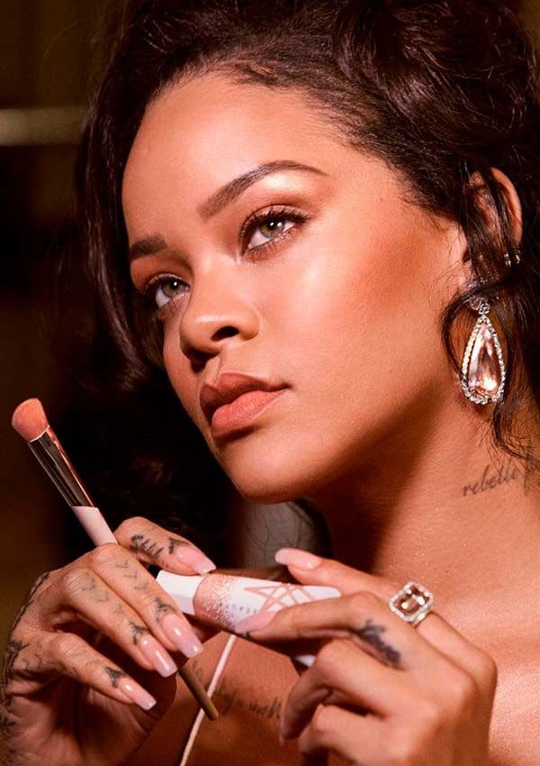 Rihanna usando productos de Fenty Beauty